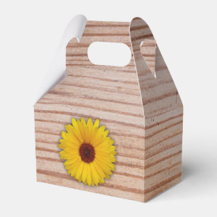 Sonnenblume-Ringelblume auf rustikalen hölzernen Geschenkschachtel
