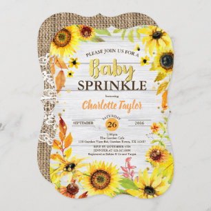 Sonnenblumebaby besprühen rustikales Holz der Einladung