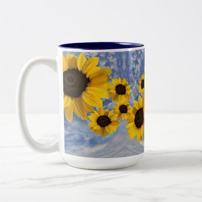 Sonnenblumen blasen über einen blauen Himmel mit W Zweifarbige Tasse (Links)