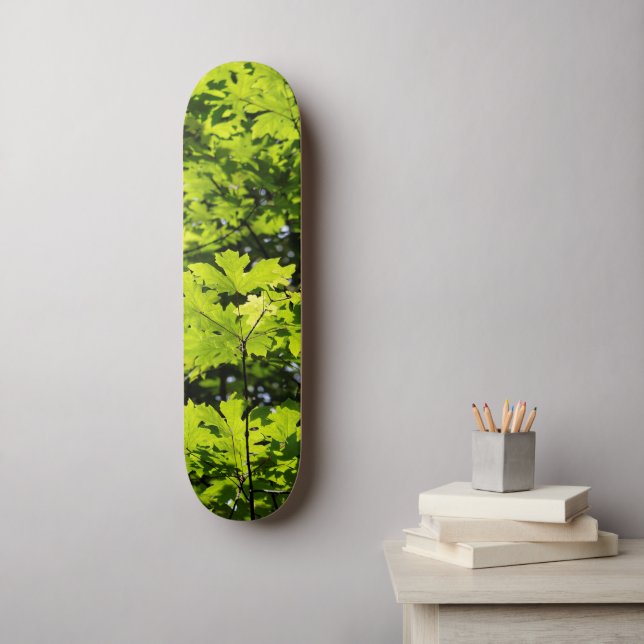 Sonnenblumen-Blätter im Wald Skateboard (Wandkunst)
