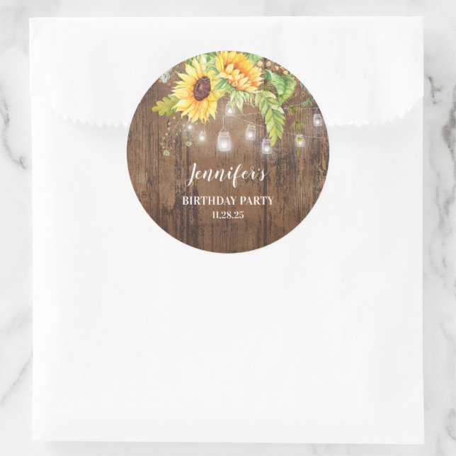 Sonnenblumen, rustikales Holz und Lichter Runder Aufkleber (Tasche)