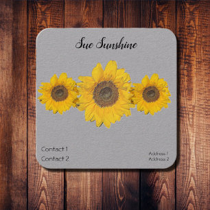 Sonnenblumen-Trio auf rustikalem Kraftpapier  Quadratische Visitenkarte