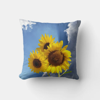 Sonnenblumen-Trio vor einem blauen Himmel mit Wolk Kissen