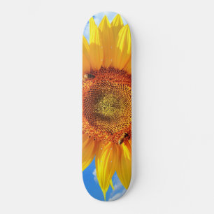 Sonnenblumen und Bienen auf blauem Himmel - Sommer Skateboard