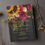 Sonnenblumen und Rose bordeauxrote rustikale Hochz Einladung<br><div class="desc">Elegante schicke rustikale Sommer- oder Herbst-Hochzeit im Herbst-Stilvorlage auf dunkelbraunem Stallholz mit einer wunderschönen gelben Sonnenblume und roten bordeauxfarbenen Rose Bouquet, Saiten von binkelfarbenen Lichtern und Imitaten goldenen Typografie-Drehbuch. Einfach mit Ihren Daten personalisieren! Die Einladung eignet sich für elegante Hochzeiten im Sommer oder Herbst. — Wenn Sie Hilfe bei der...</div>