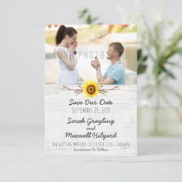 Sonnenblumen und rustikale Holzbauernhofssehen ret Save The Date