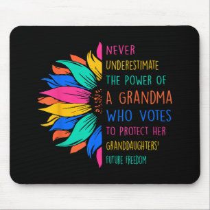 Sonnenblumen unterschätzen den Power von Oma nie Mousepad