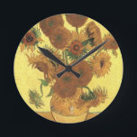 Sonnenblumen von Van Gogh Runde Wanduhr<br><div class="desc">Stillleben: Vase mit 15 Sonnenblumen Gemälde von Vincent van Gogh. Der Expressionismus ist nicht nur eine Möglichkeit, Dinge zu sehen, sondern auch eine Möglichkeit, sie zu machen, sie zu malen. Ein Expressionist malen nicht "flach" und in reinen Tönen - er bricht seine Töne auf und wendet sie mit einem liberalen...</div>