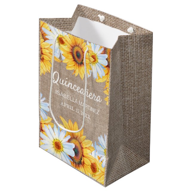 Sonnenblumen White Daisy Burlap Quinceñera Name Mittlere Geschenktüte (Vorderseite Schrägansicht)