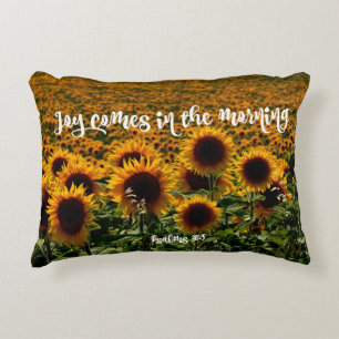 Sonnenblumenfeld mit Joy Bible Verse Zierkissen