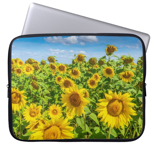 Sonnenblumenfeld, Sommersonntag. Laptopschutzhülle (Vorderseite)