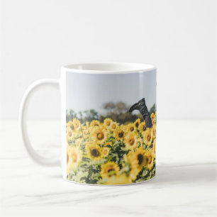 Sonnenblumenfeld tagsüber kaffeetasse