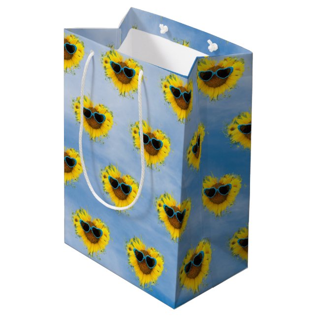 Sonnenblumenherz Abstrakt auf Sky Mittlere Geschenktüte (Rückseite Schrägansicht)