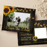 Sonnenblumenlandschaft Save the Date Hochzeit Ankündigungspostkarte<br><div class="desc">Gelbe orangefarbene Sonnenblumen und Fäden aus bunten Lichtern auf dunkelbraunem,  elegantem Foto aus Stallholz Save the Date Hochzeitspostkarte.          Einfach mit Ihren Namen und Text personalisieren!             Geeignet für Blumensommer oder Herbst/Garten Hinterhof rustikale Land- oder Bauernhochzeiten.</div>