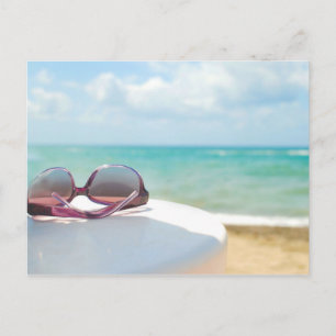 Sonnenbrille am Strand Postkarte