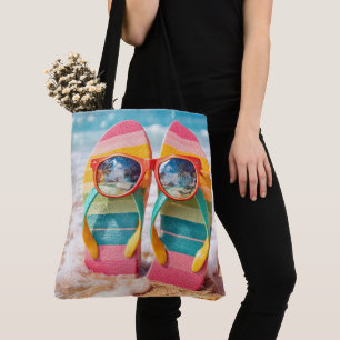 Sonnenbrille auf Flip-Flops im Sand am Strand Tasche