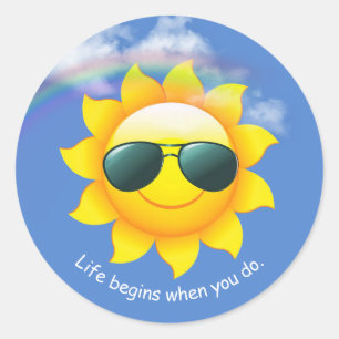 Sonnenbrille auf gelber Sonne am Himmel mit Zitat Runder Aufkleber