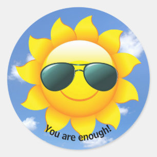Sonnenbrille auf gelber Sonne am Himmel mit Zitat Runder Aufkleber