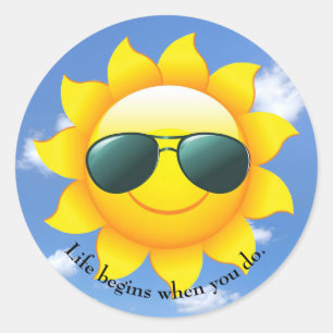 Sonnenbrille auf gelber Sonne am Himmel mit Zitat Runder Aufkleber