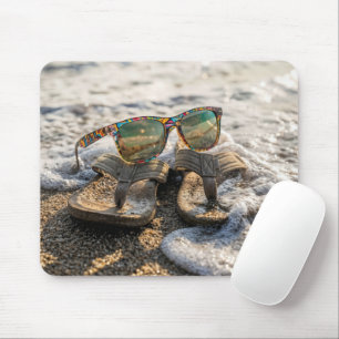 Sonnenbrille und Sandalen in der Brandung Mousepad