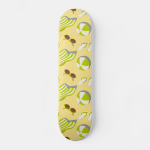 Sonnenbrille und Sonnenhut mit klarem Strandbild Skateboard