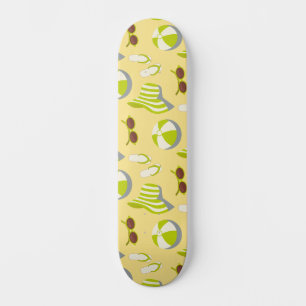 Sonnenbrille und Sonnenhut mit klarem Strandbild Skateboard