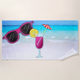 Sonnenbrille und Strandhandtuch trinken