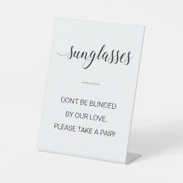 Sonnenbrillen lassen sich nicht von unserer Liebe  Sockelschild