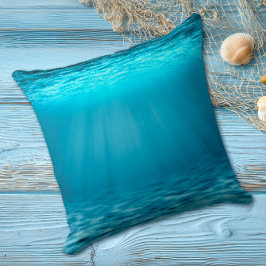 Sonnendurchflutete blaue Ozean-Unterwasserszene Kissen