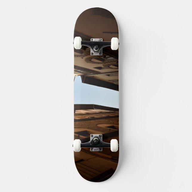 Sonnendurchflutete Straße Skateboard (Vorderseite)