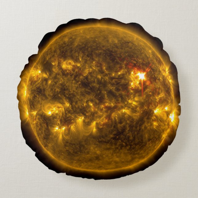 Sonneneruptionen auf der Sun-Kugel rund Rundes Kissen (Vorderseite)