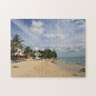 Sonnenfrohe Strandszene in Barbados.