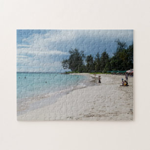 Sonnenfrohe Strandszene in Barbados.
