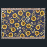 Sonnengelbe goldene Navy Sonnenblumen Blätter Must Decke<br><div class="desc">Dieses elegante und schicke Blumenmuster ist perfekt für die Sommersaison geeignet und zeichnet sich durch ein gelb-braunes Sonnenblumenmuster aus, das mit Imitaten bedruckt ist, die Blätter aus Goldfolie auf einem schlichten marineblauen Hintergrund. Dieser Ausdruck ist modern, ländlich und modern. ***WICHTIGE HINWEIS FÜR DESIGN: Für individuelle Designanfragen, wie z.B. passende Produktanfragen,...</div>