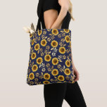 Sonnengelbe goldene Navy Sonnenblumen Blätter Must Tasche<br><div class="desc">Dieses elegante und schicke Blumenmuster ist perfekt für die Sommersaison geeignet und zeichnet sich durch ein gelb-braunes Sonnenblumenmuster aus, das mit Imitaten bedruckt ist, die Blätter aus Goldfolie auf einem schlichten marineblauen Hintergrund. Dieser Ausdruck ist modern, ländlich und modern. ***WICHTIGE HINWEIS FÜR DESIGN: Für individuelle Designanfragen, wie z.B. passende Produktanfragen,...</div>