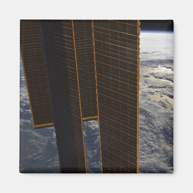 Sonnenkollektoren der Internationalen Raumstation Magnet (Vorne)