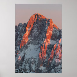 Sonnenlicht auf schneebedeckten Bergen Poster