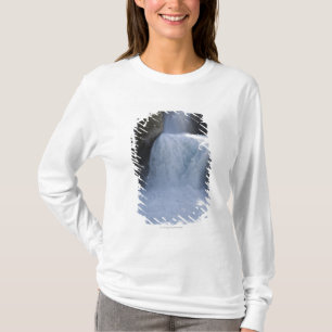 Sonnenlicht auf Wasserfällen auf der Seite eines T-Shirt
