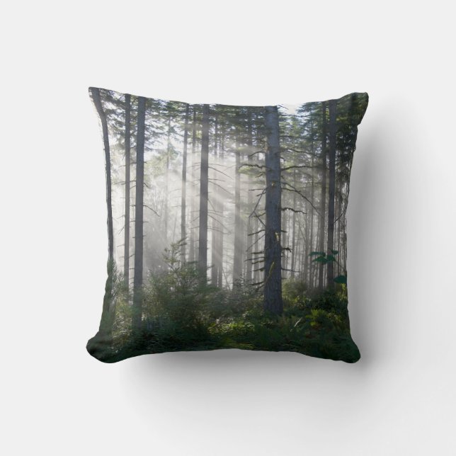 Sonnenlicht bricht durch einen Nebelwald Kissen (Vorderseite)