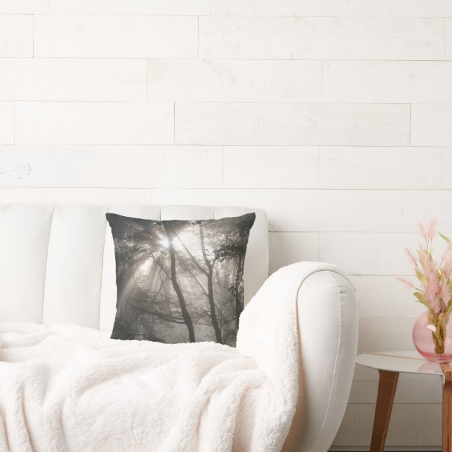 Sonnenlicht durch Bäume dunkles Wald Kissen (Liege)