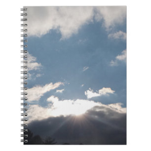 Sonnenlicht durch dunkle Wolken Spiral-Notizbuch Notizblock