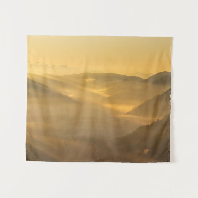 Sonnenlicht strahlt am Nebel Wandteppich (Vorderseite (Horizontal))