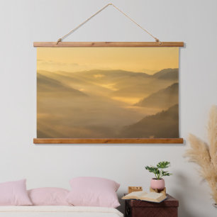 Sonnenlicht strahlt am Nebel Wandteppich Mit Holzrahmen