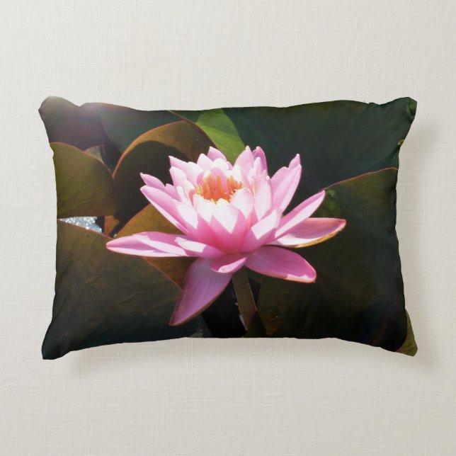 Sonnenlicht Wasserlilie Rosa Blumengarten Dekokissen (Vorderseite)