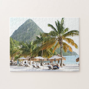 Sonnenliegen am Strand in der Nähe der Pitons in S