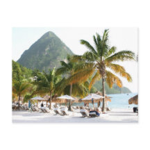 Sonnenliegen am Strand in der Nähe der Pitons in S