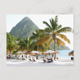 Sonnenliegen am Strand in der Nähe der Pitons in S Postkarte
