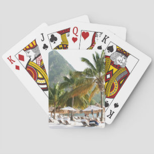 Sonnenliegen am Strand von Saint Lucia in der Nähe Spielkarten