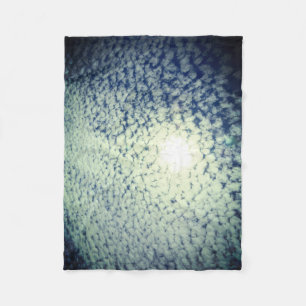 Sonnenschein durch die Wolken Fleecedecke