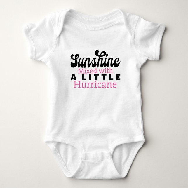 Sonnenschein gemischt mit einem kleinen Hurrikan - Baby Strampler (Vorderseite)